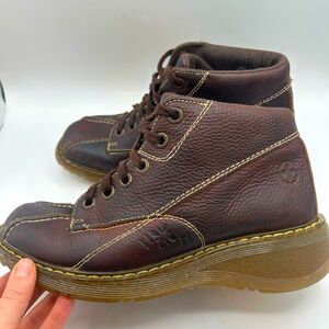 RARE Dr. Martens Vintage Daisy Floral Embossed Brown
Leather Ankle Boots WM SZ 9